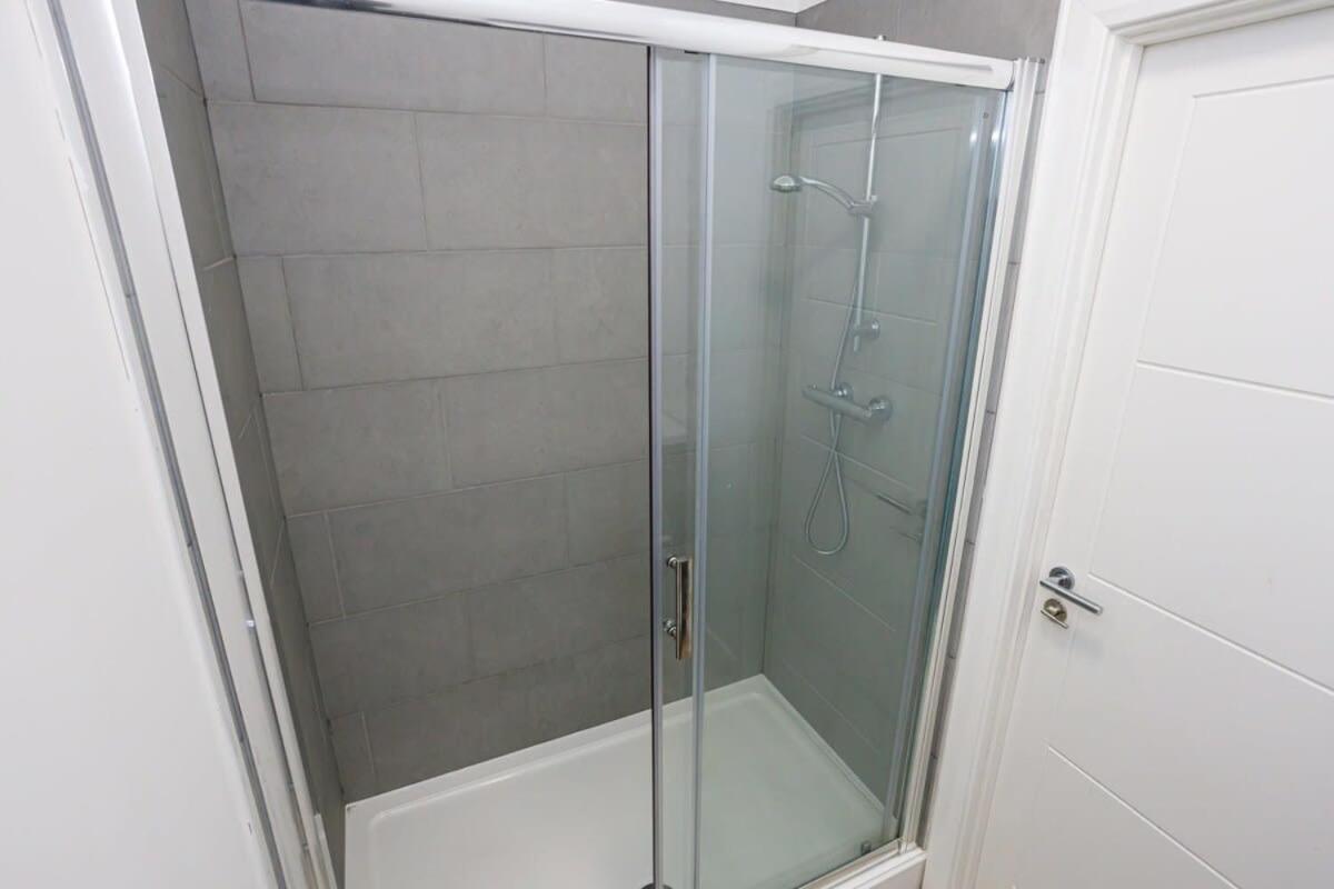 Contemporary 1 Bed Apartment Central 볼턴 외부 사진