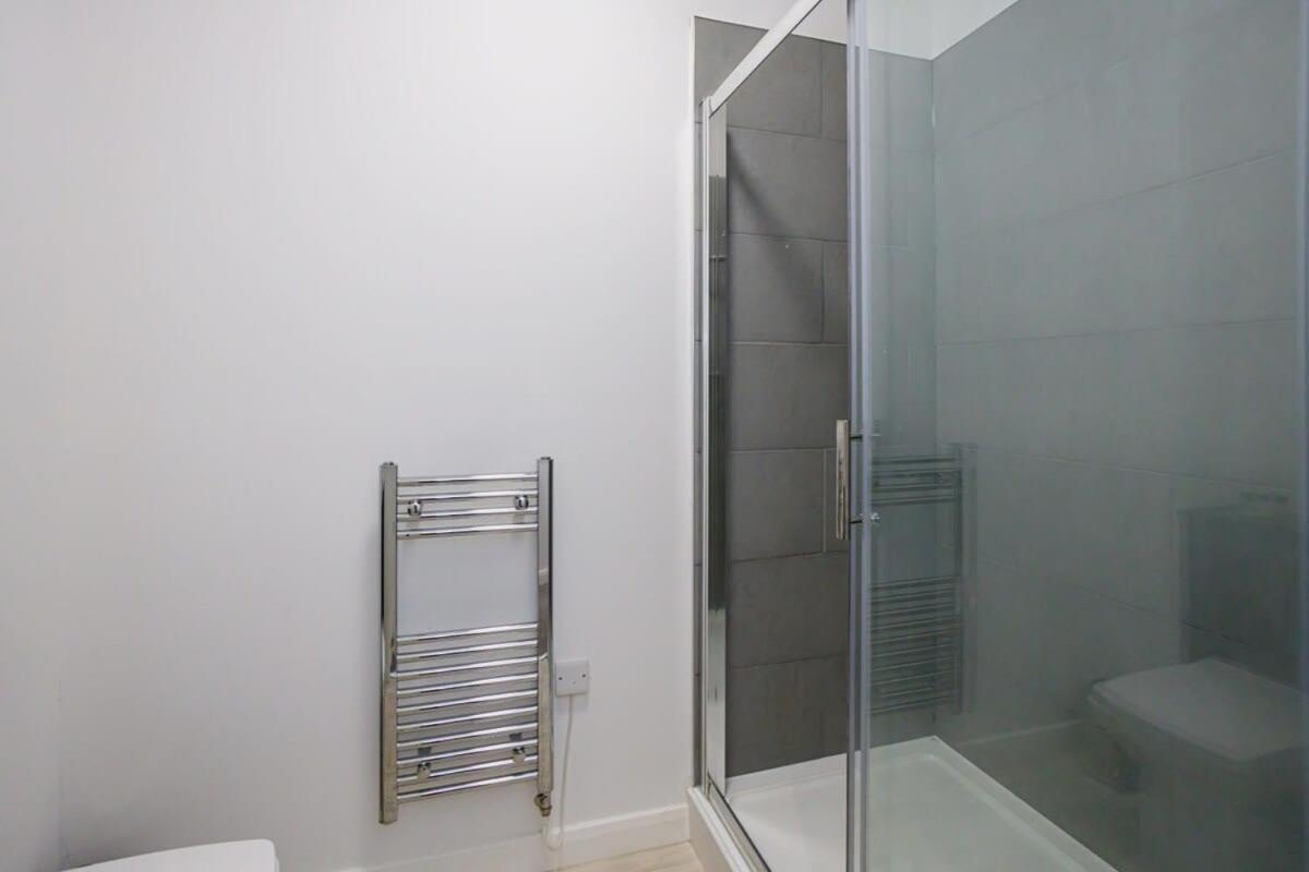 Contemporary 1 Bed Apartment Central 볼턴 외부 사진